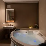 Apartment Wellness Retreat For 2 With Private Sauna & Whirlpool - Free Parking, Quiet Center By Hero Homes Graz